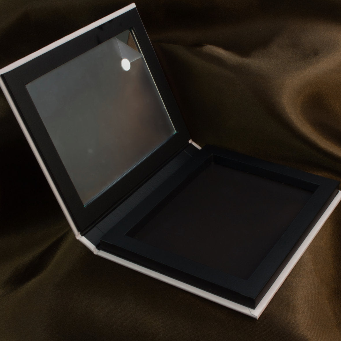 Magnetic palette for 12 eyeshadows - cream