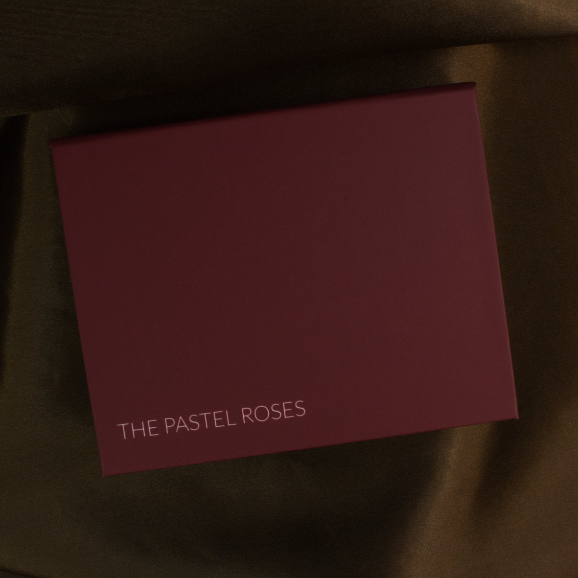 Magnetic palette for 12 eyeshadows - burgundy