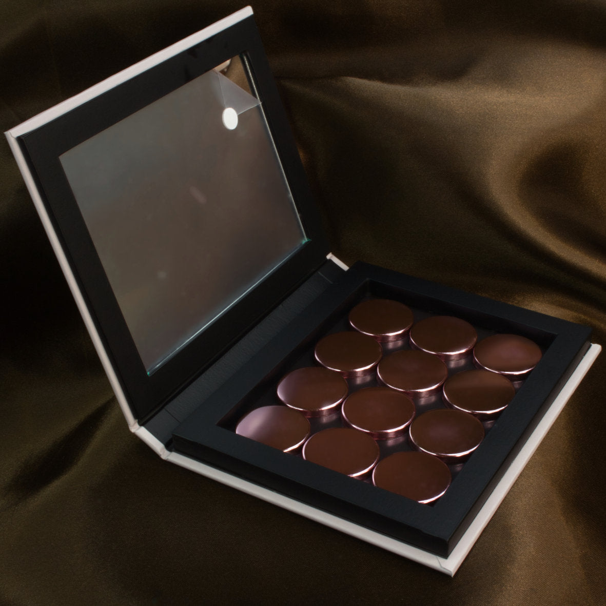 Magnetic palette for 12 eyeshadows - burgundy